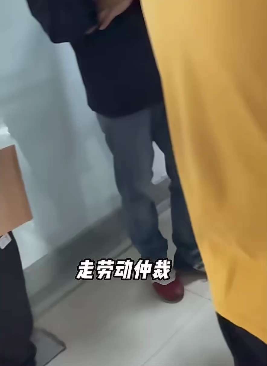 中共 #经济危机：1995年成立30年的国民老品牌天津 #小护士 卫生护理品牌濒临破产，工资已欠薪8个月之久，200员工维权！！！