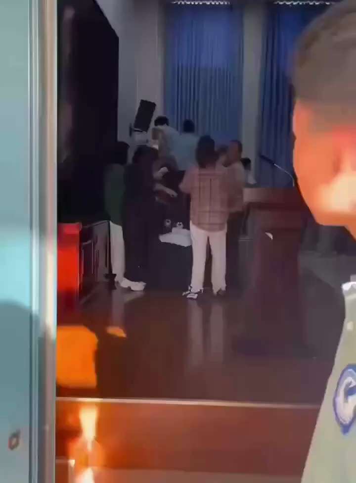 家长跪地被学生踩过去，愧疚教育有意义吗？
“有女生摘开眼罩，发现跪地的是自己父母，当场就哭了……”日前，河南郑州中牟县一学校班级组织“愧疚教育”活动引热议。
“这个活动肯定是有点欠妥。

”2025年...