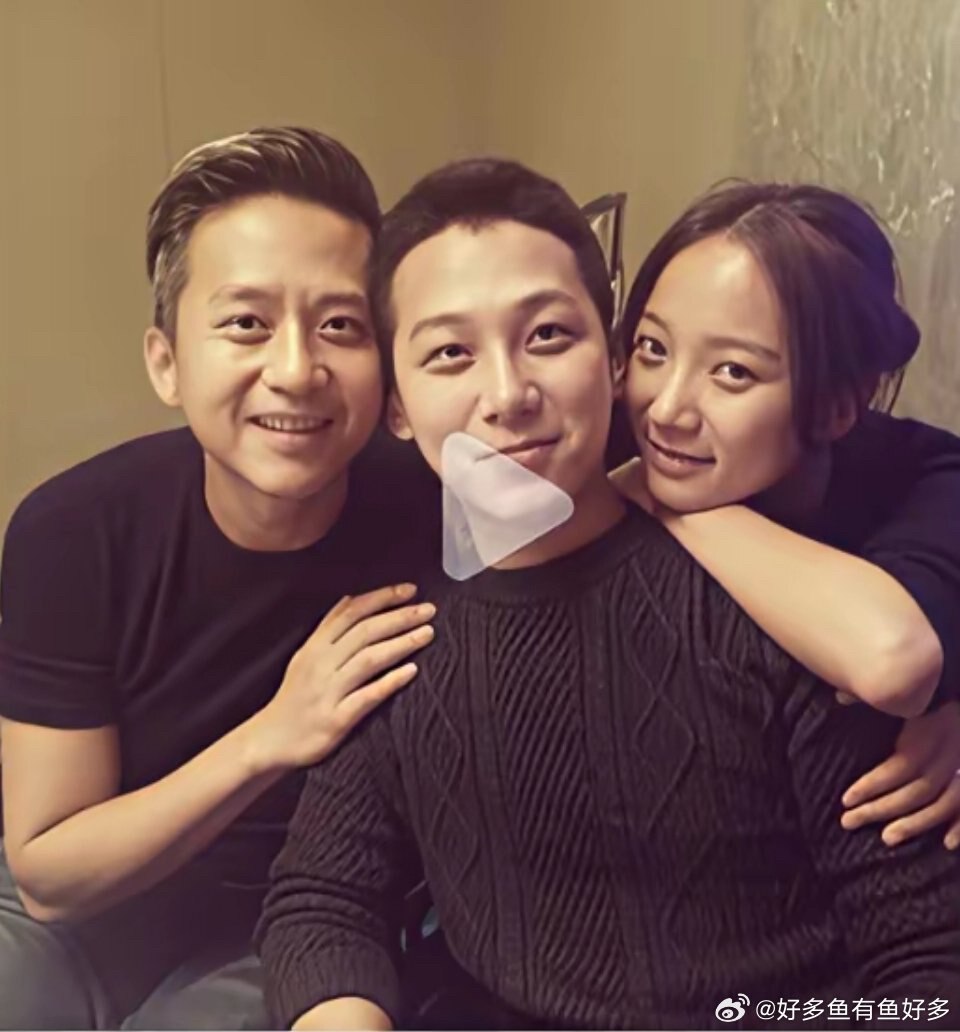 #邓超 #极光光李明 #王璐丹 合影 ，水够深的。 

 #于朦胧 