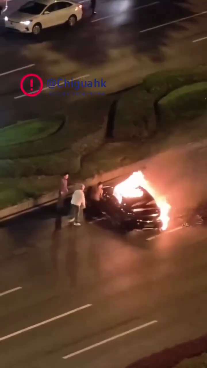 10月13日，据微博博主“船长宏观策略”曝光的一张微信群聊截图显示，就在事件发生前不久，董明珠还在群内转发了小米汽车质量问题的相关新闻。

10月13日凌晨，成都天府大道。一辆高速行驶的小米SU7撞上...