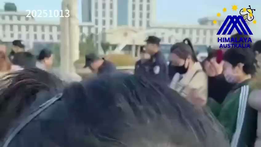 編號：3️⃣4️⃣0️⃣
【中共亂象】2025.10.13山东德州乐陵市的儒商联行以高息揽储后“爆雷”，导致大量投资者血本无归，负责人已被拘捕。10月13日，上百名投资者在乐陵市政府广场集会，要求返还...