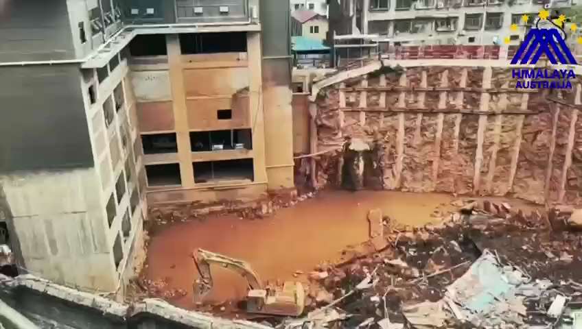 編號：3️⃣4️⃣2️⃣
【中共亂象】10月17日晚至18日凌晨，湖南邵阳市资江学校操场突发坍塌事故后，毗邻的文明家园小区业主及部分家长聚集在学校门口，高喊“还我人身安全”等口号，要求当地政府彻查涉事...