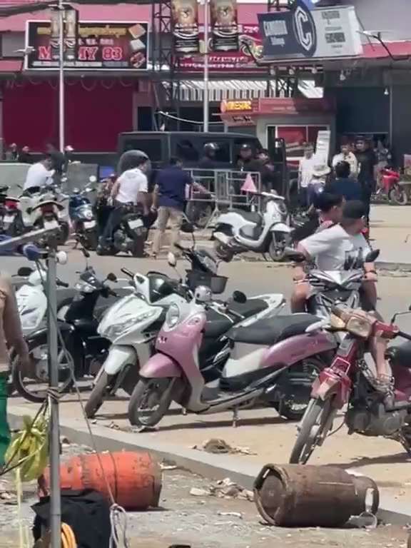 10月23日，柬埔寨财通市，一群中国男子手持铁棍对一个中国女子拳打脚踢并强迫女子上车。