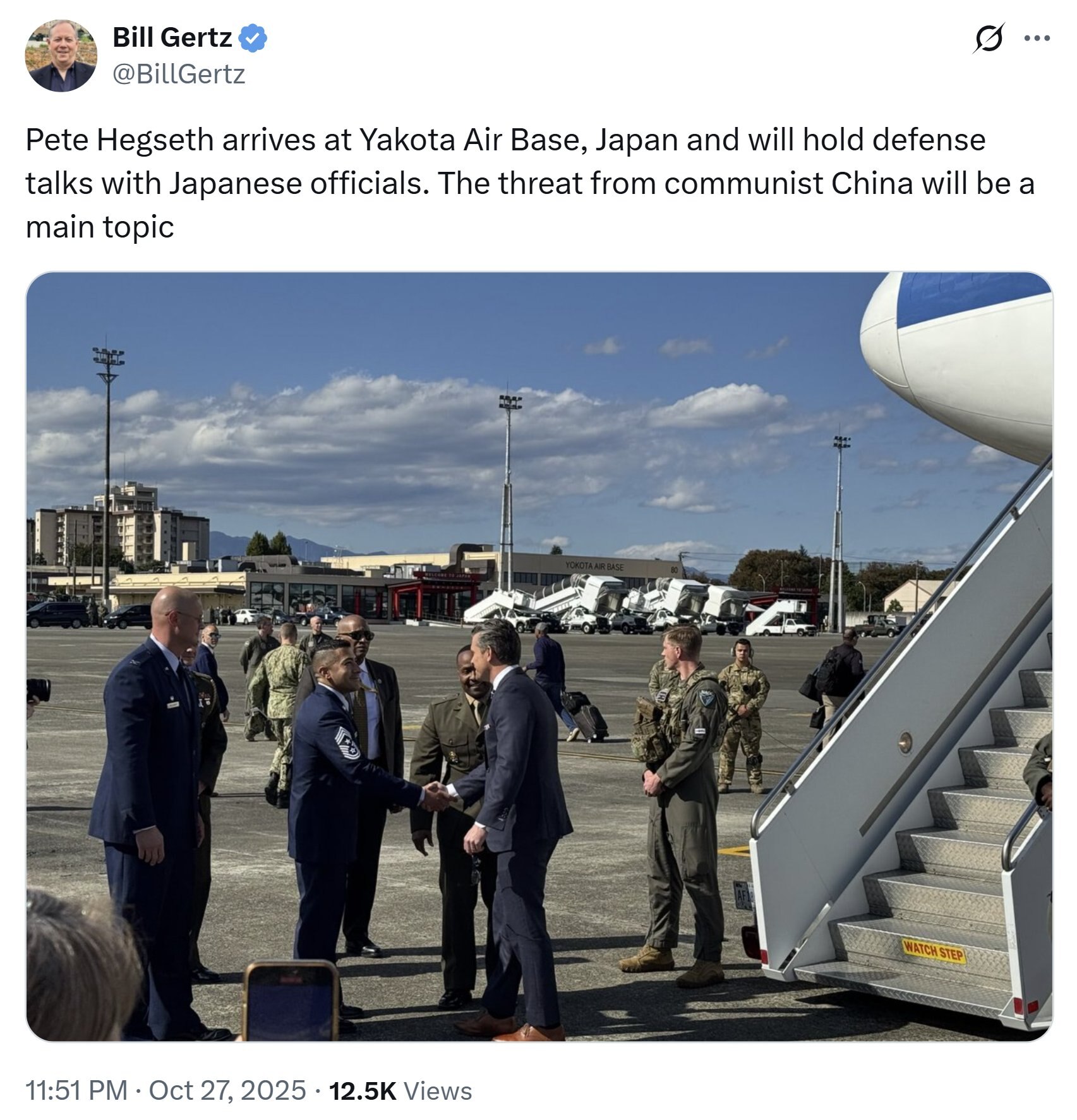 【美国之声--中共威胁是主要议题】2025年10月27日记者格茨（Bill Gertz）：

防长赫格塞斯（Pete Hegseth）抵达日本横田空军基地，并将与日本官员举行防务会谈。中共国的威胁将是...