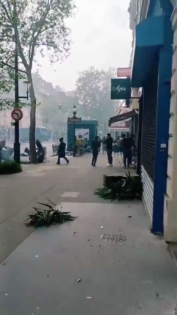 🚨🇫🇷 Meanwhile in Paris, France 

Hoardes of Migrants storm down the street vandalising Cars, Shop...