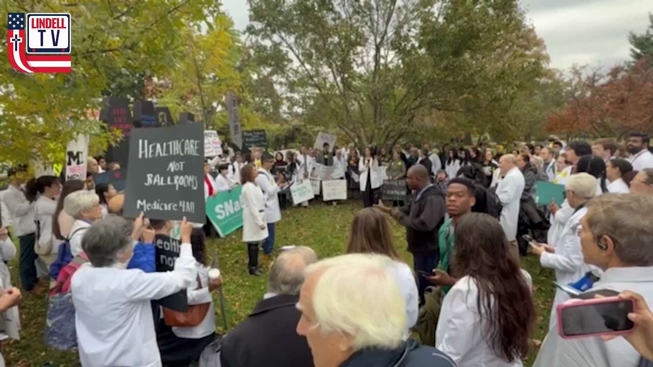 Protesters Demand “Medicare for All” While Democrats Keep the Government Shut Down

Today, protestor...