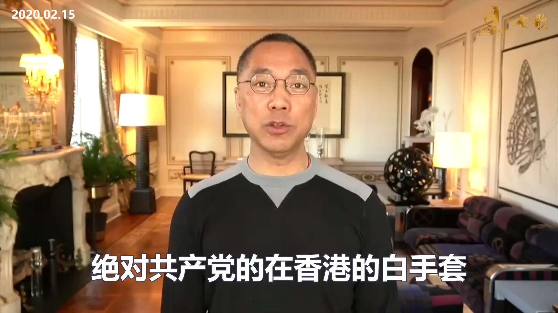 马云在几个月以前在香港见马化腾，见香港郑家的人，还有郭家的人，香港是有一个很神秘的富豪组织。二马在商业上竞争，还有平安的马明哲，但是在利益上却都一样的。
马云见了马化腾就说，听说你东西也被抢了，咱就没...