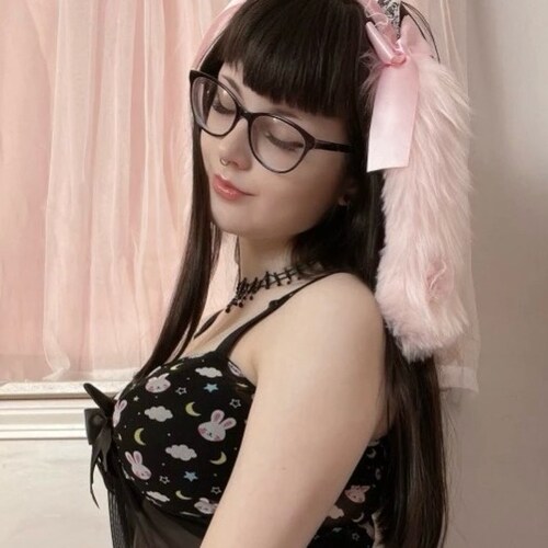 Actress. Thriving and aging gracefully. It’s like walking and chewing gum  yes, you CAN do both. ❤️