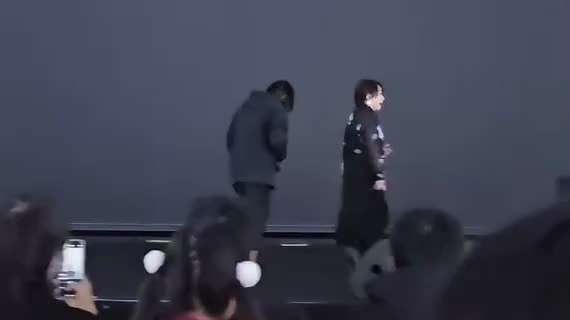 全世界看中共的无耻流氓丑恶嘴脸！
‼️震惊：日本歌手在中共国竟享受中共国家主席待遇‼️😱🤣
上海万代南梦宫音乐节，日本歌手 #大槻真希 正演一半，先被中共突然关掉麦克风，再拉闸关灯，最后被两人弄下...