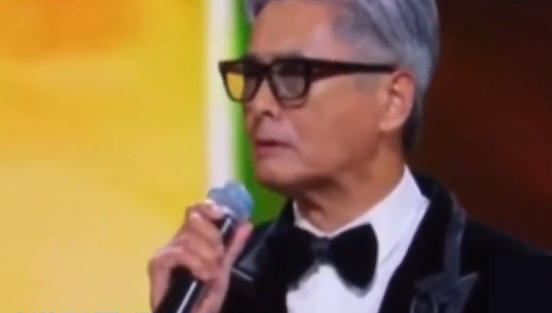 为遇难香港同胞默哀🕯️向正直香港艺人致敬🫡

11月29日晚，周潤發現身「2025 MAMA Awards」，擔任壓軸嘉賓頒發年度最佳藝人，一身黑衣的他滿頭白髮、發言時哽咽，並請求全場起立默哀1分...