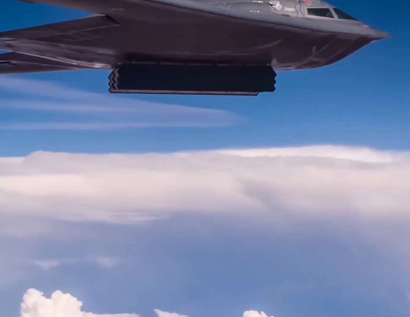 【美国之声--以外科手术式精准方式迫使马杜罗政权崩溃】2025年12月16日X上的@visionergeo引述委内瑞拉空军退役中校别尔马（Guillermo Beltrán Vielma）的讲话：

...