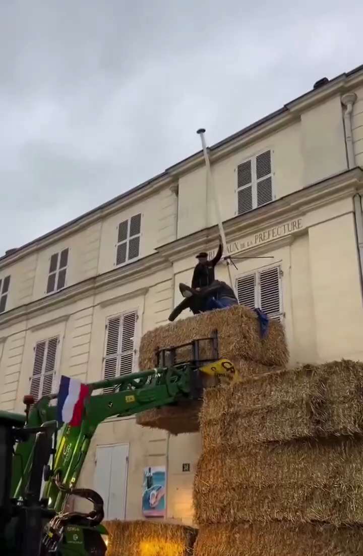 Inevitable West: 
🚨BREAKING: French farmers tear down the European Union flag and replace it with a...