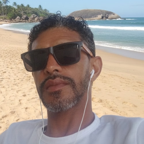 A serenidade de um rosto que não deve nada pra ninguém. Homens justos cumprem ordens justa. by. Edu