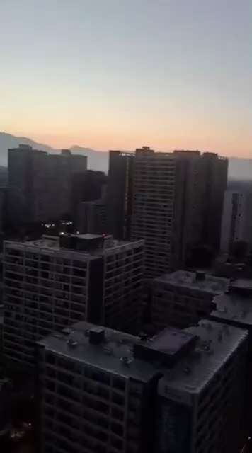 随着清晨到来，醒来的委内瑞拉人民得知马杜罗被活捉的消息后，纷纷爆发出欢呼庆祝，迎接属于他们的日出

