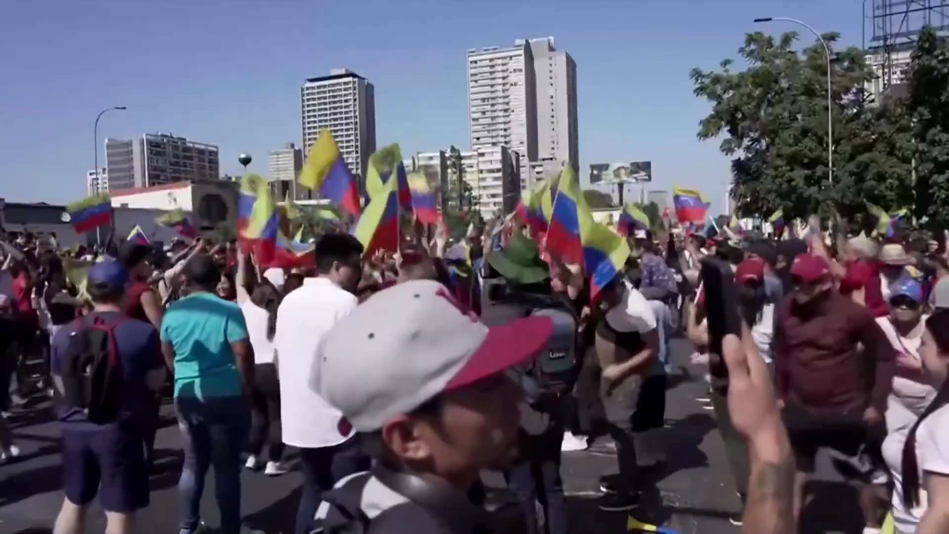 在智利首都圣地亚哥，委内瑞拉的民众走上街头，庆祝美国活捉马杜罗