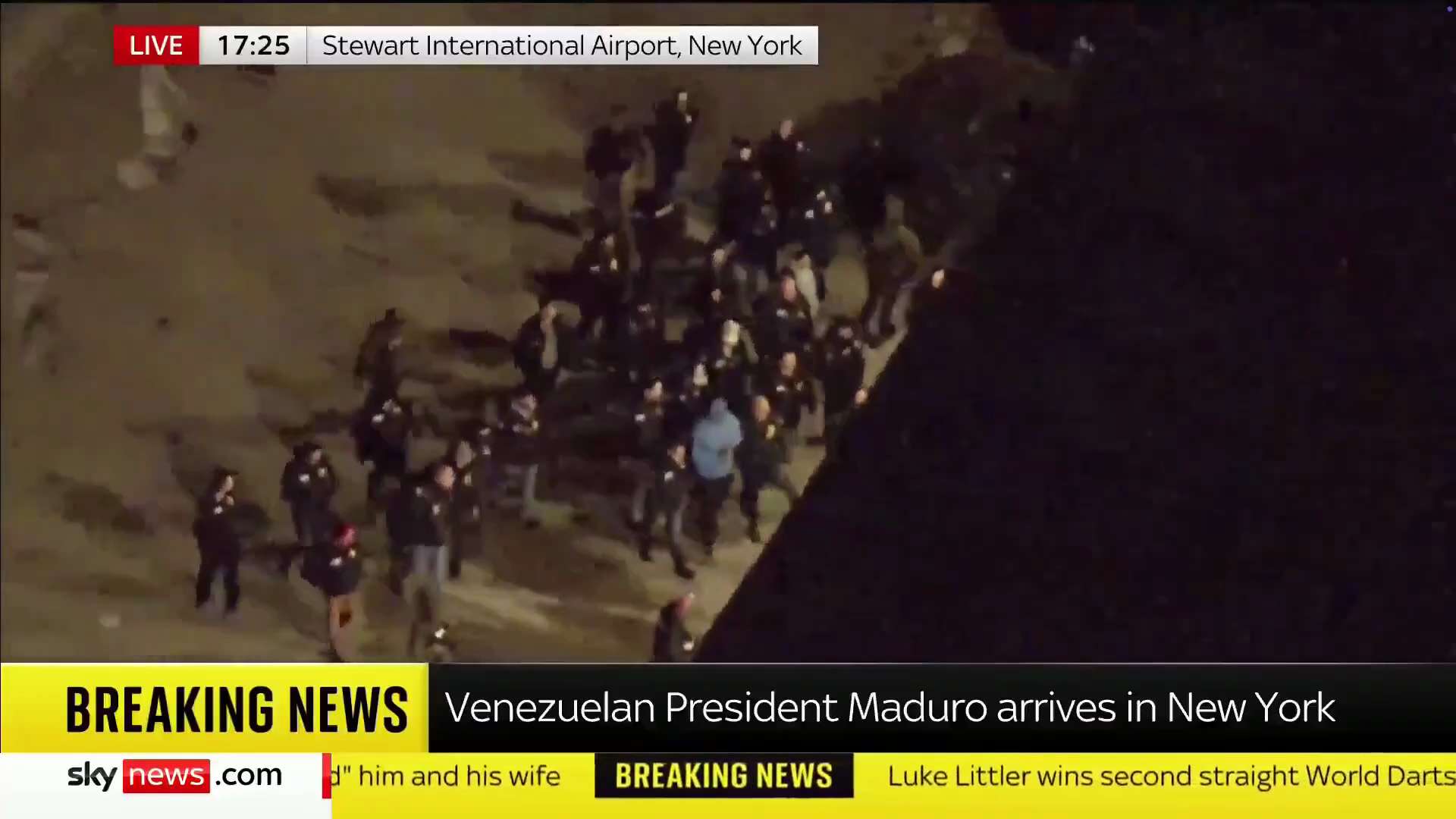JUST IN - Maduro exits the plane in a remarkable scene surrounded by dozens of agents in New York

J...