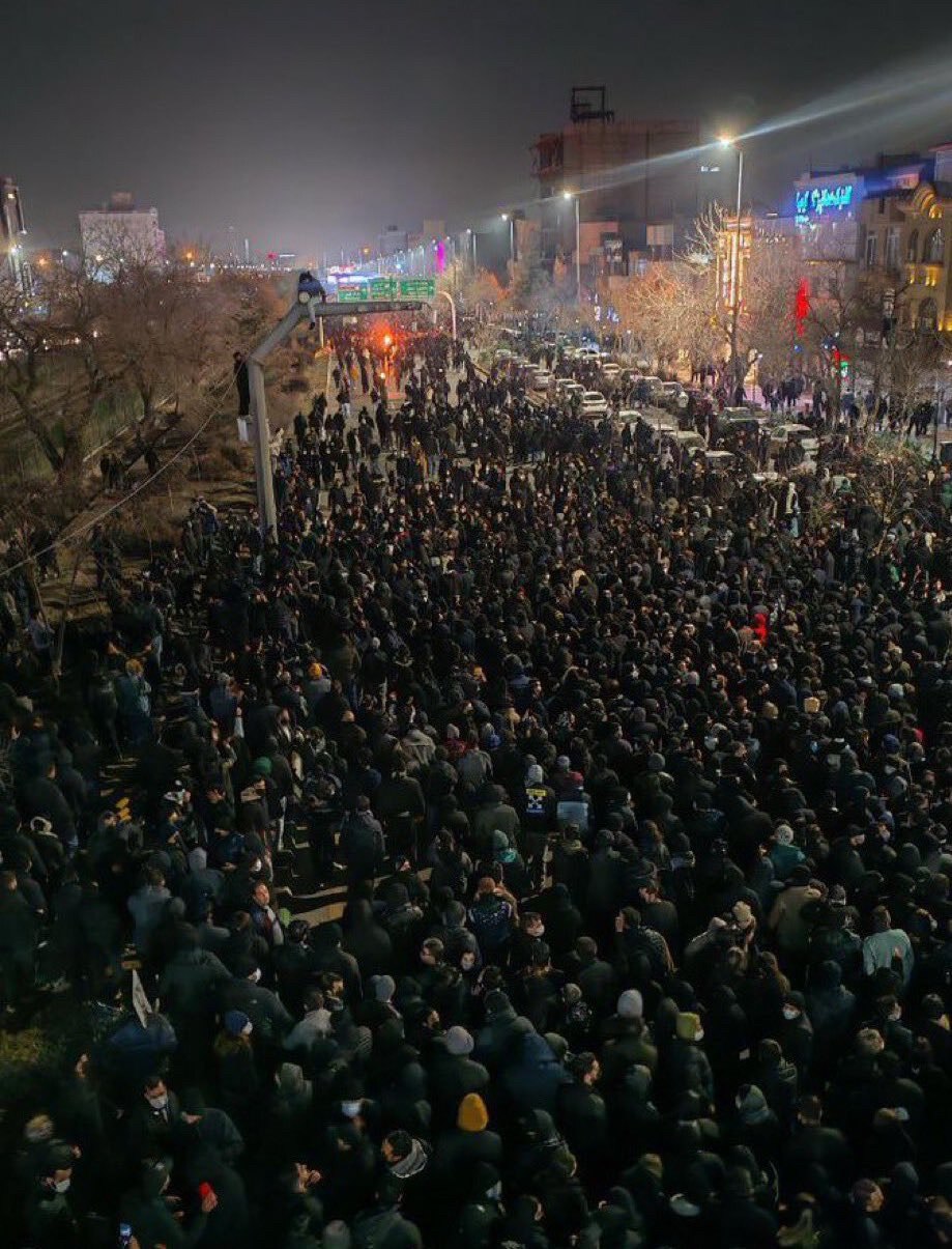 🚨🇮🇷突发：伊朗部分地区固定电话被切断，抗议活动席卷全国，互联网中断范围扩大

据目击者称，伊朗多个地区的固定电话服务中断。

全国各地数百万人走上街头，网络监控人员证实，多个城市大范围关闭互联...