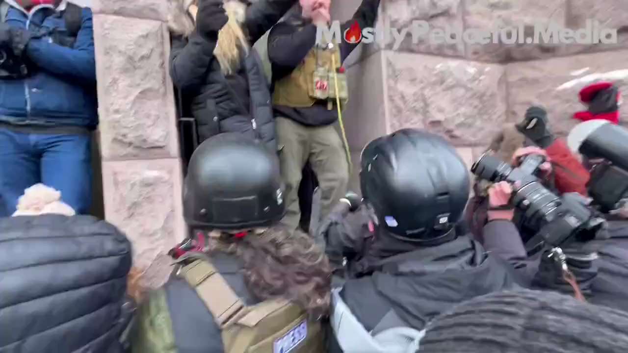 🚨 速報：ミネアポリス市庁舎でのデモで、左翼の暴徒が反イスラム派の抗議者を押したり突いたりしている

ミネアポリスでは、警察の姿は見当たらないまま、またしても「平和的な抗議」が行われている

@Ma...