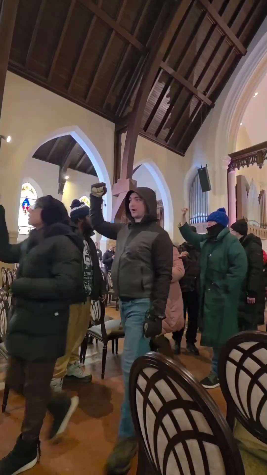 近日，反“移民及海关执法局（ICE）”的煽动者在明尼阿波利斯城市教会（Cities Church）的礼拜仪式中扰乱了秩序。

发布这段视频的人还吹嘘自己的所作所为，甚至将其比作耶稣在圣殿里掀翻桌子！�...