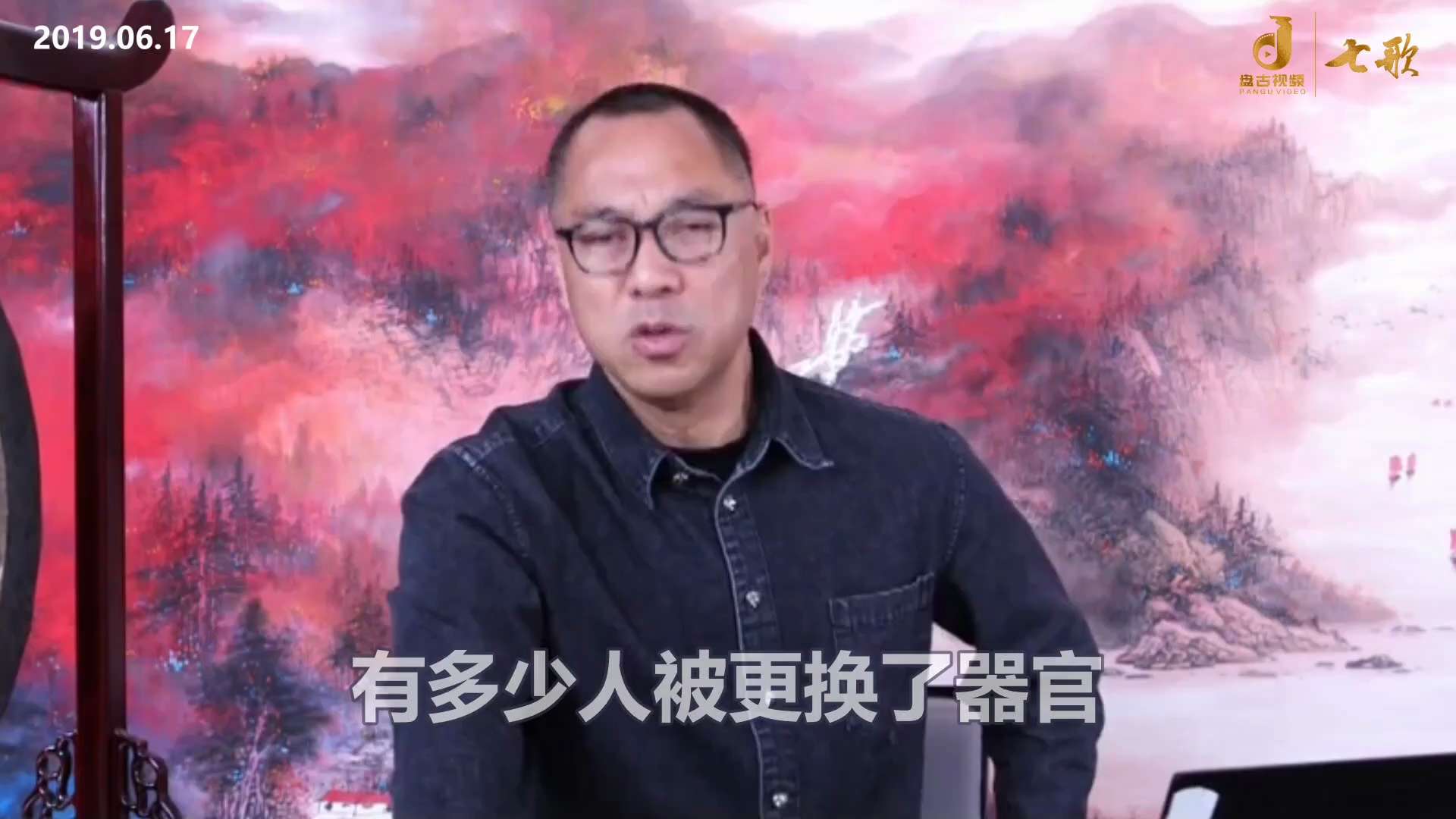 听说李友第二次换肝的时候，是一个新疆小伙子，他不想让他全麻，因为全麻有增大肝的反应，最后这小伙子基本上是半麻情况下把肝给换走的，那个肾听说是朱善璐的亲戚给拿走了，一个新疆小伙子被两个混蛋就这么给扼杀了...
