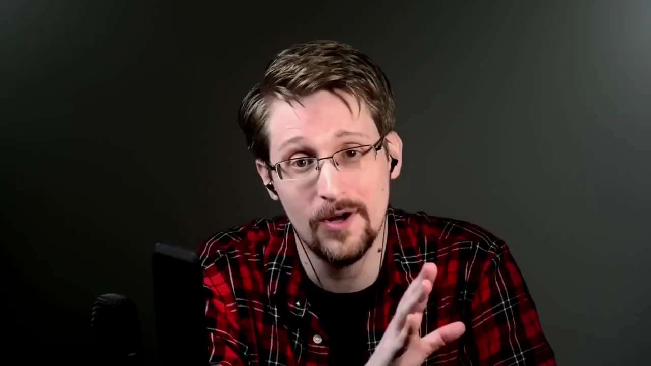 💥斯诺登在Joe Rogan节目里直言： 你的iPhone和Android根本不保护隐私！

即便设备处于关屏状态，
手机仍会持续向基站发送位置信号。
这意味着：
你的行踪、行为模式、设备活动，
都...