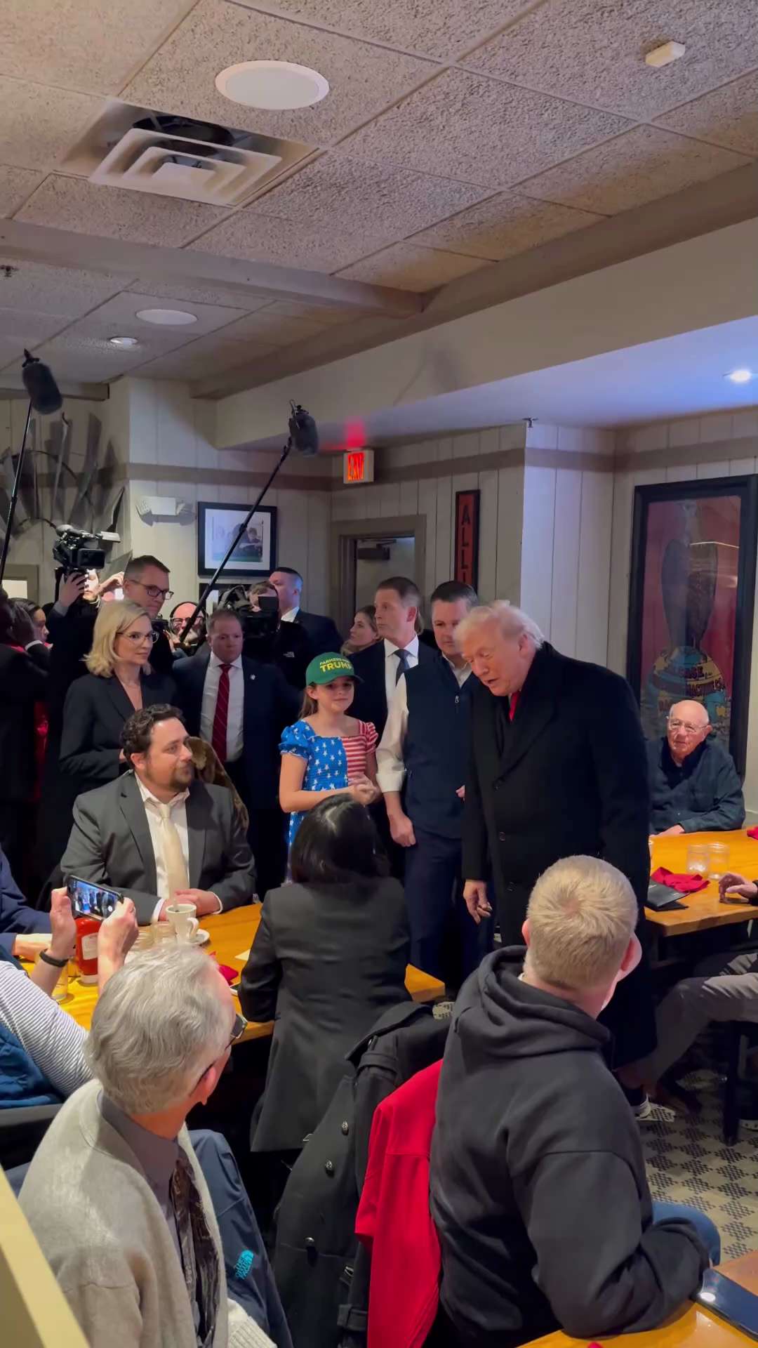 🚨 POWERFUL MOMENT: A patron at the Machine Shed restaurant in Iowa steps up, asks President Trump i...