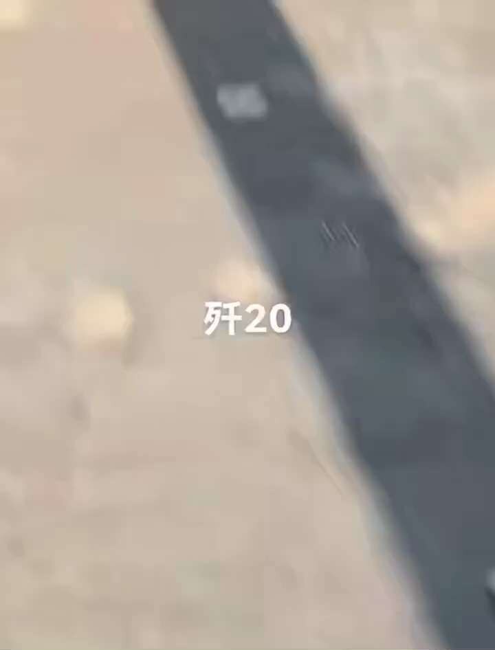 🔥墙内消息：各地空军情况

视频1️⃣：1月27日，广东，歼20 
视频2️⃣：1月27日，江苏，直升机 
视频3️⃣：1月27日，广东，武装直升机 
视频4️⃣：1月27日，山东，成群直升机
