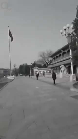 1月28日，中南海周边实景拍摄！

1月28日北京网友拍摄视频
展示中南海周围的场景：武警车随处看见，人行道上三步一岗、五步一哨，到处是警察、便衣，新华门前站着一排黑衣人（中央警卫局的）。
围墙边的树...