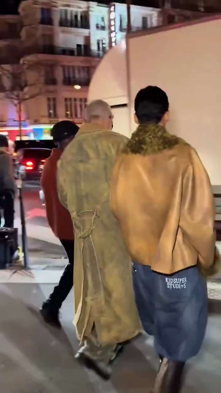 Dans le monde des dégénéré ! 

Veuillez comprendre !! 

L'acteur français Vincent Cassel (qui fêtera...