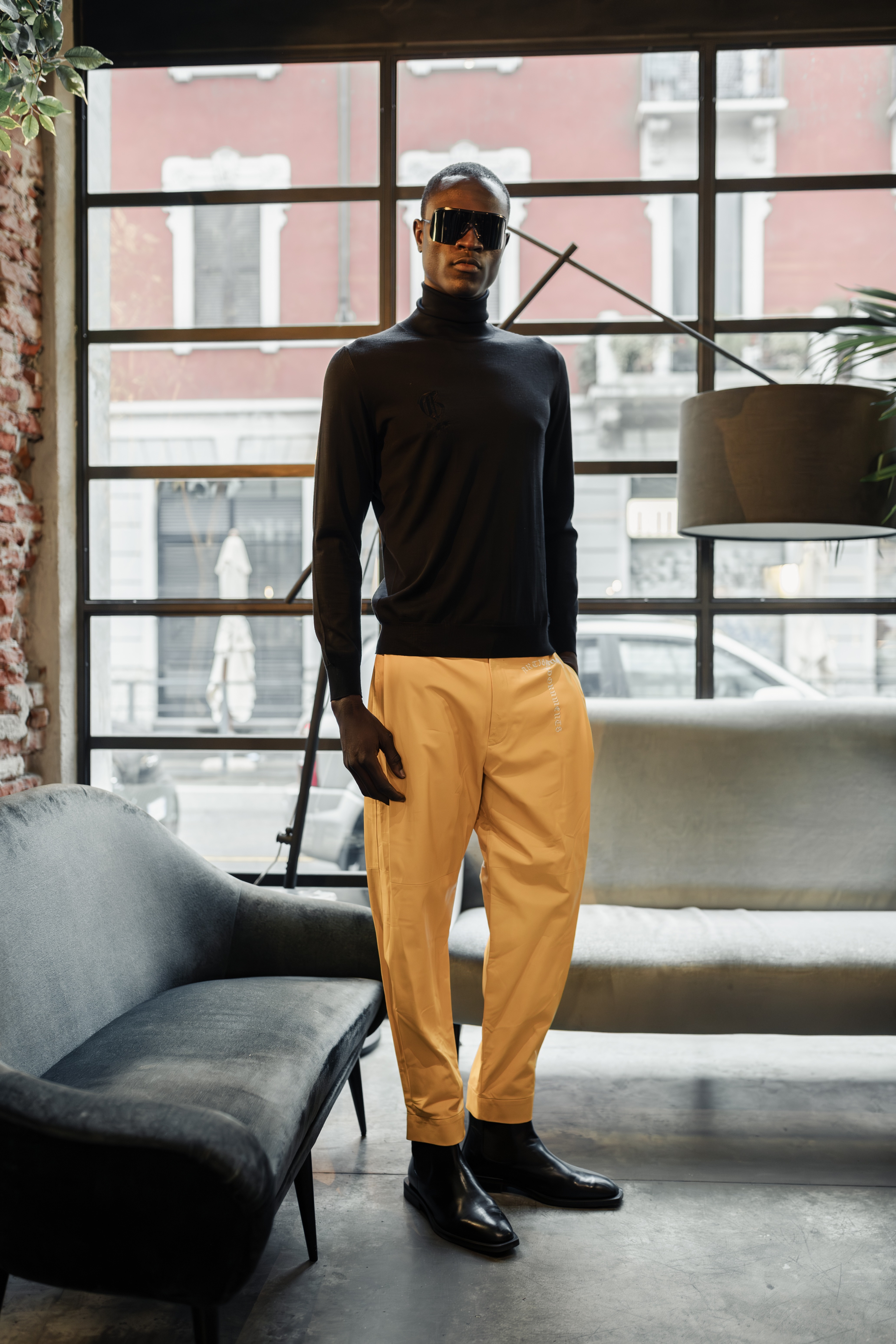 相信战友们在直播中，经常能看到七哥穿着类似的高领羊绒衫，那种简约而不失威严的气场，真的是经典中的经典。这款立领衫无论是单穿还是作为西装、大衣的内搭，都能瞬间提升整个人的气质。

这款单品选用了顶级羊绒...