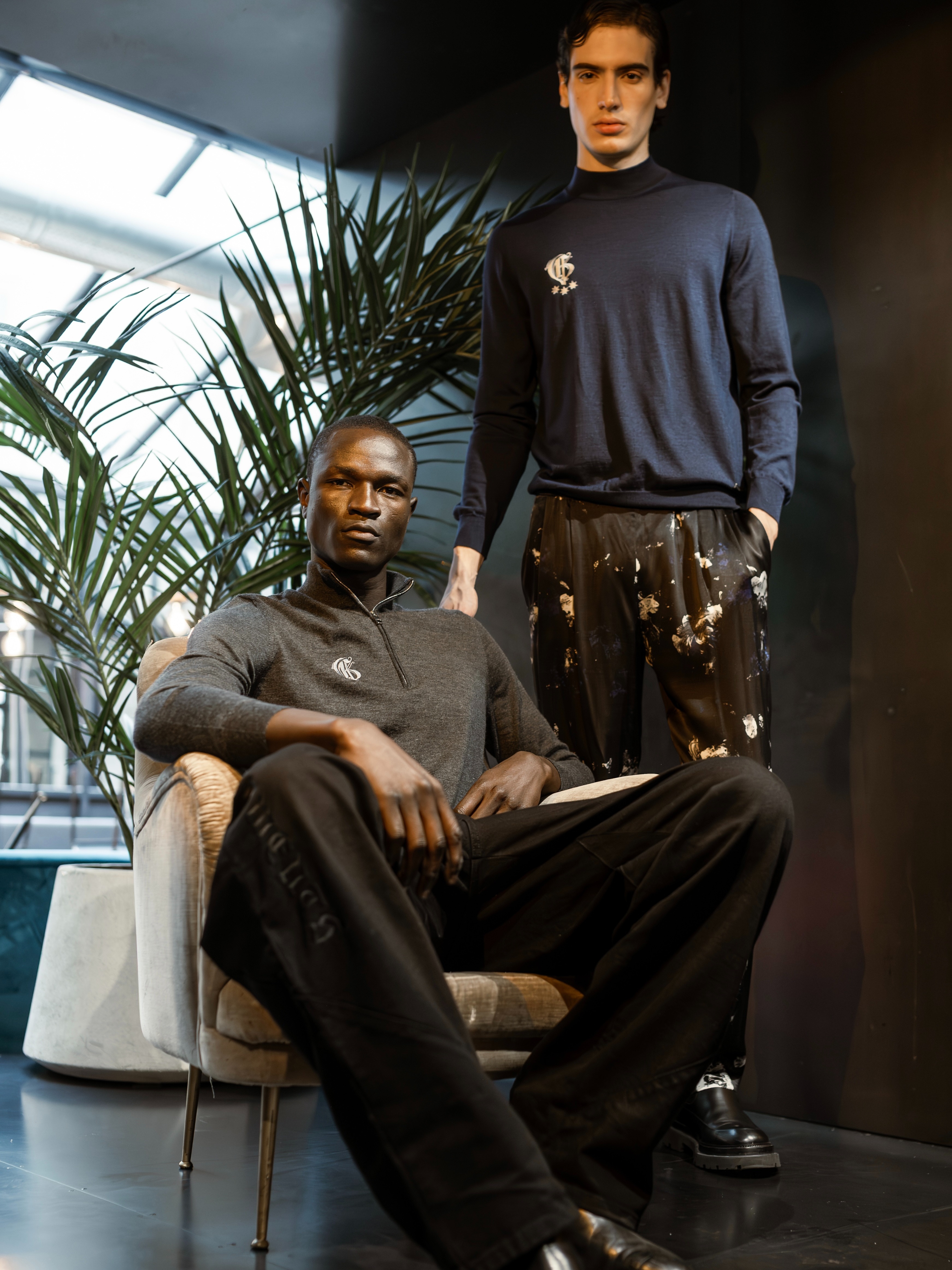 这款灰色羊绒真丝混纺半拉链立领衫。和之前介绍的另外两款一样，同样出自那家拥有百年历史、曾为 Hermès（爱马仕） 等一线大牌做针织的意大利顶级工厂。顶级羊绒与真丝混纺面料，经过20 多道纯手工工序，...