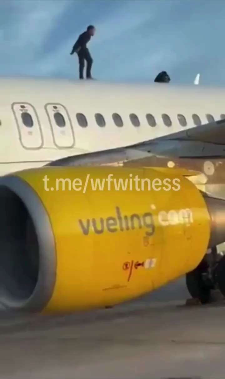 ⚡🇪🇸🇲🇦 一名摩洛哥男子未经授权进入瓦伦西亚机场，然后爬上伏林航空空客A320的机顶，并使用飞机舷梯到达机身顶部。

大约 10 分钟后，西班牙国民警卫队官员劝说该男子下来。

据报道，前一...