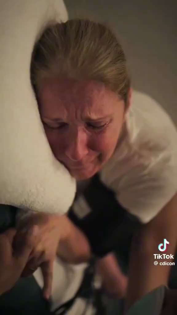 🚨席琳·迪翁在纪录片中被完整拍下病情发作的瞬间
👉 她躺在床上哭泣，面部和嘴唇抽搐，身体不受控制地剧烈痉挛
👉 她患的是罕见的神经系统疾病——僵人综合征

这种疾病影响了她的歌唱能力。而且会导致...