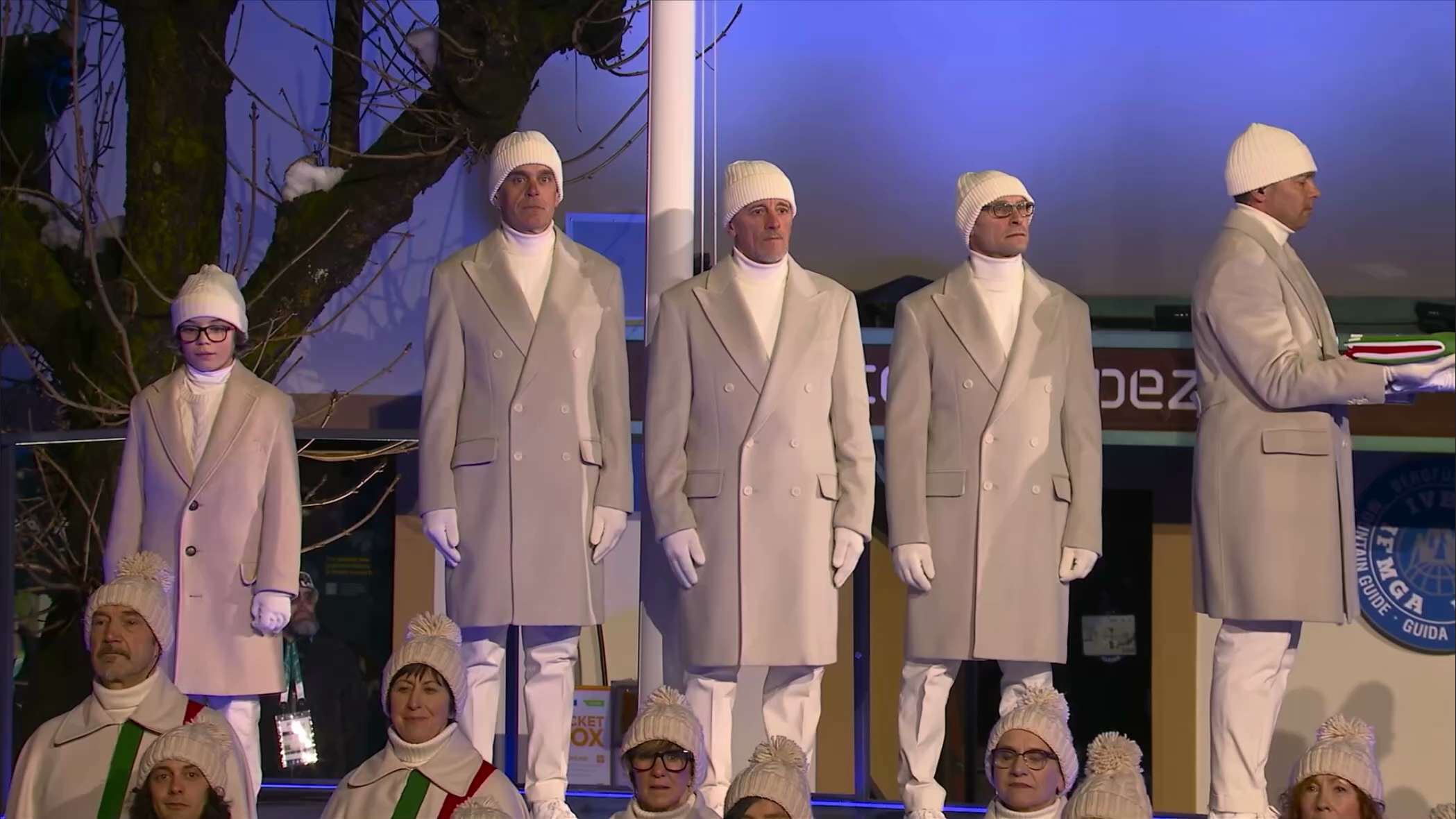 😍😍😍永恒的优雅
向乔治·阿玛尼致敬。

体育场亮起了绿、白、红三色灯光：三条T台，三组模特，一场意大利优雅的盛宴。

这份传承，熠熠生辉！