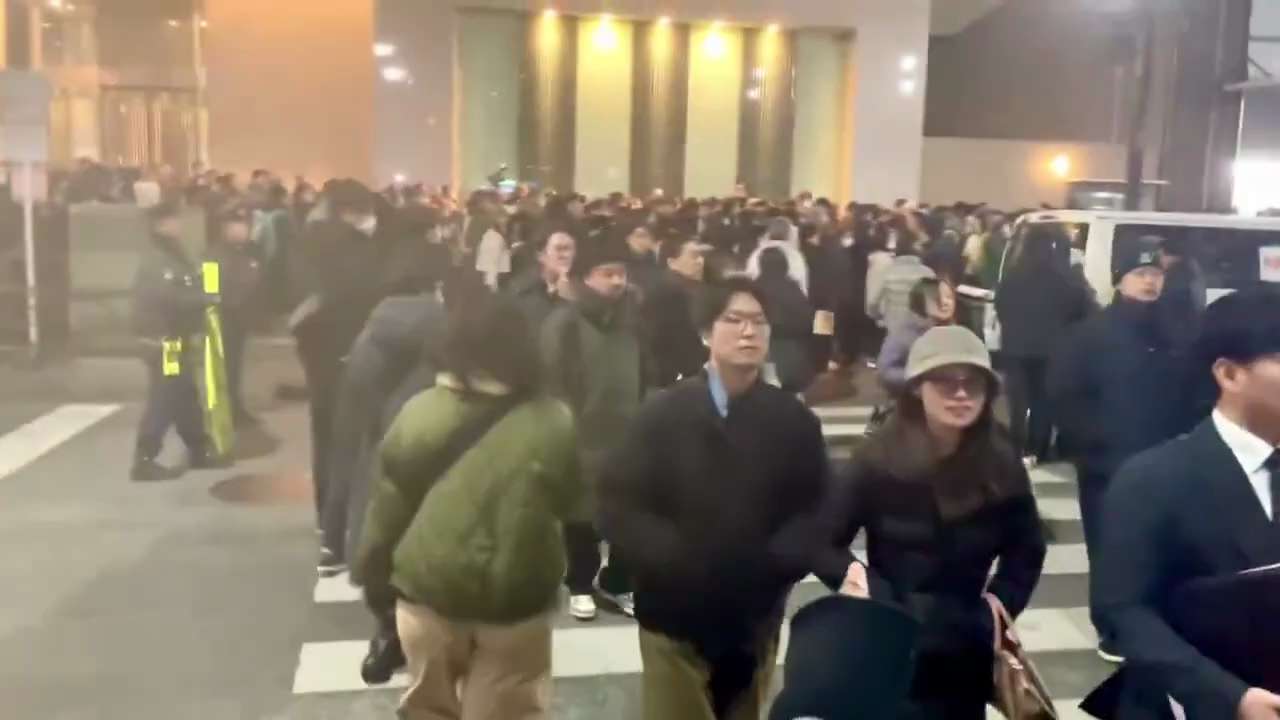 🇯🇵阿佐谷站前被挤爆：高市早苗演讲，人多到快挤不下、周边堵成一团。

老居民感叹“住几十年第一次见”。
现场目测约 2500–5000人。
