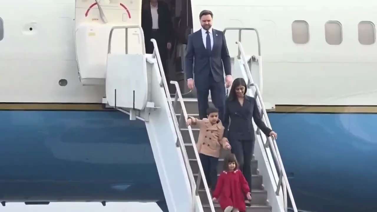 🚨 BREAKING: Vice President JD Vance has just STEPPED OFF Air Force Two with Usha and his family in ...