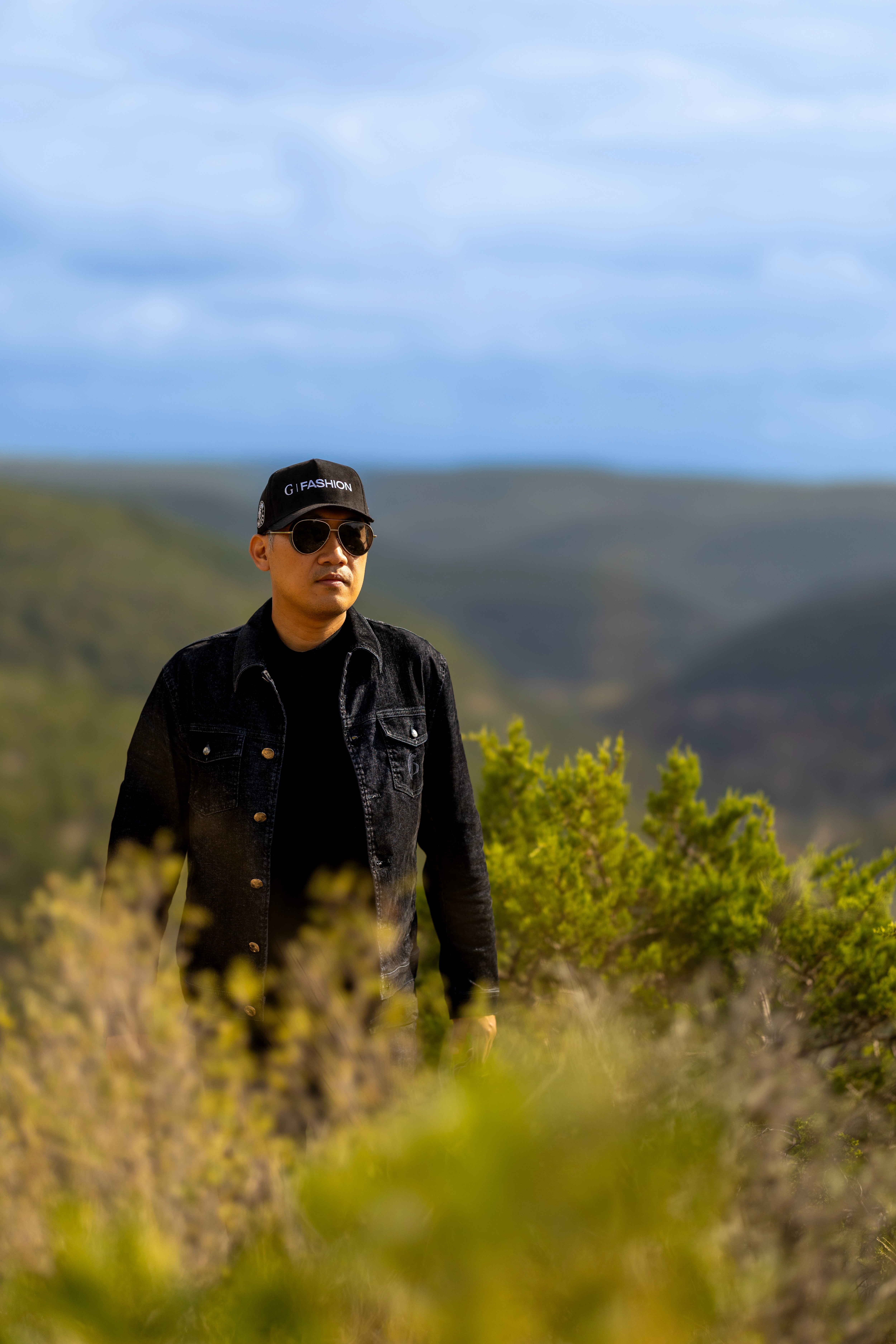 在这个喧嚣的时代，
穿搭早已不仅是修饰，
更是内心气场的直接外显。
⠀
即便置身苍茫山野，
也没有选择传统的户外亮色，
而是一身 All Black 丹宁。
⠀
黑色属水，主智，
代表着冷静与深邃。
...