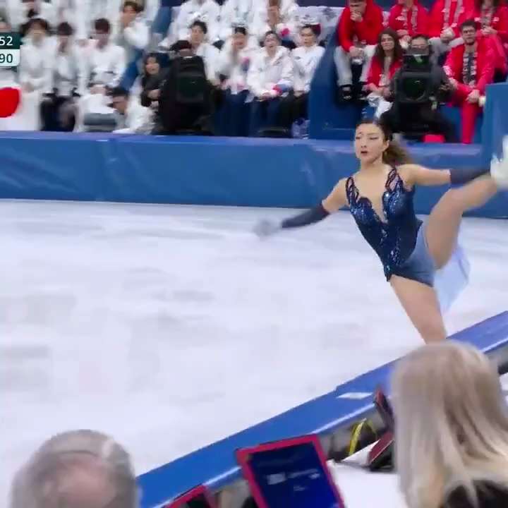 🎿💃🇯🇵 日本选手：坂本花织，优雅地表演

本来不感兴趣的，就是因为中国代表团在这位选手上场后集体消失，搞得我对这位选手非常好奇👇
