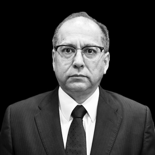 Licenciado en Administración, exbanquero, periodista/podcaster, analista político, políticas públicas y anticorrupción. ...