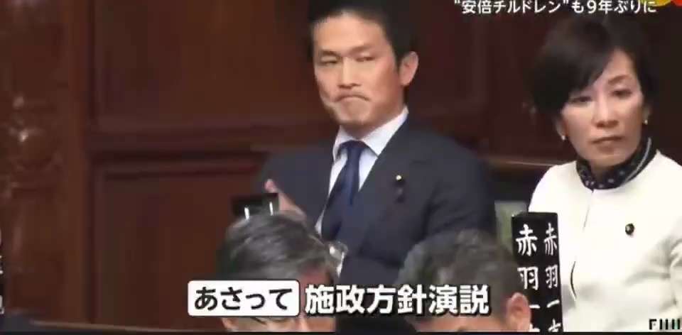 🇯🇵高市首相佩戴着她的新议员徽章，面带微笑✨ 

这是她在选举中赢得的新徽章，也是日本选民们的信任❤️
