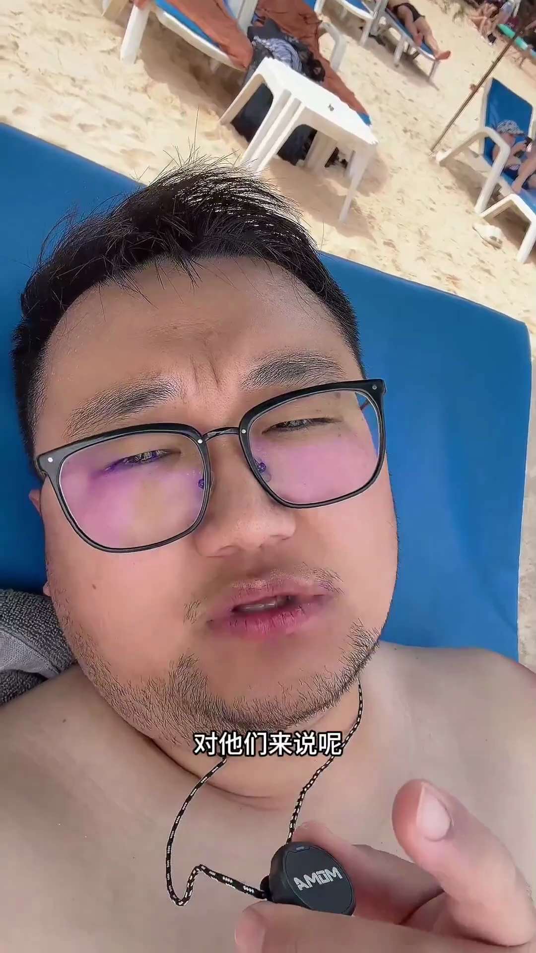 2026年2月20日，一名网友表示，他在泰国普吉岛的奈汉海滩晒太阳，发现听到最多的语言不是中文、英文，而是俄语。
旁边的小贩说：这些俄罗斯人一住就是好几个月。
网友表示：附近的酒店大约3万泰铢一晚（约...