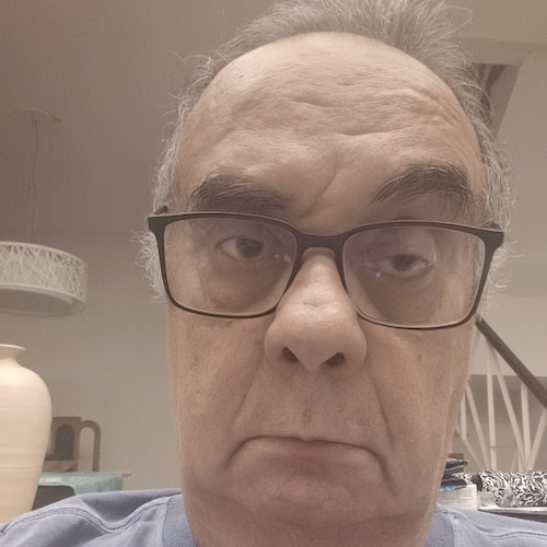 Carioca, conservador nos costumes, liberal na economia. Advogado. CAC. 78 anos.