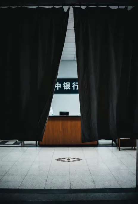 网友说：
《中国银行的黑幕——吃绝户留守孤寡存款》
在中国多少老人离世后，一辈子积蓄直接变废纸！看完全身发凉。
谁能想到，辛辛苦苦攒了一辈子的养老钱，最后竟然会变成银行里一串没人管的数字？
这段时间，...