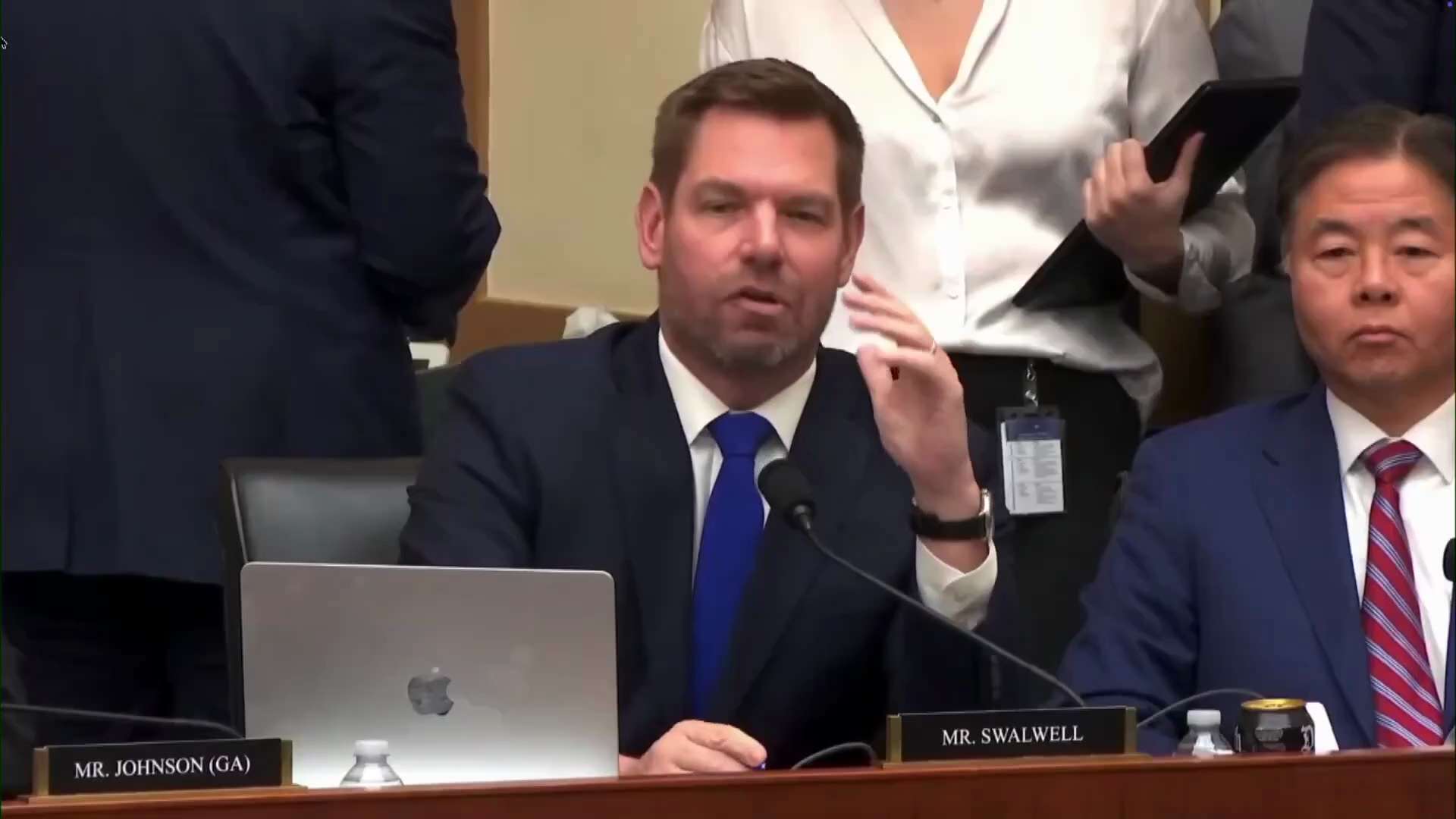 🔥 震撼爆料！川普一怒之下火速解雇司法部長帕姆·邦迪 🔥
據《每日郵報》報導，川普認定邦迪向民主黨眾議員埃里克·斯瓦爾韋爾洩露機密！她涉嫌提前通報聯邦調查局準備釋放有關斯瓦爾韋爾與中國女間諜關係的...