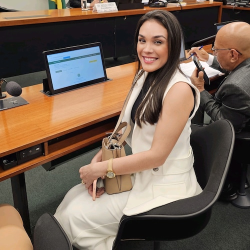 Sou uma figura impoluta, com resquícios de cautela, divertimento e simplicidade.
Pós-graduada em D.Penal e Proc.penal.
T...