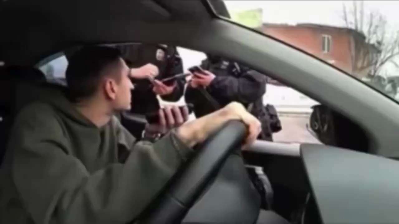 2026.4.6 中共和它俄爹 同一时间严查VPN。 独裁者都害怕 

俄罗斯 警方发起大规模专项行动，在路上拦截民众并检查其手机，查看是否安装了"非法VPN"软件。 严查 vpn