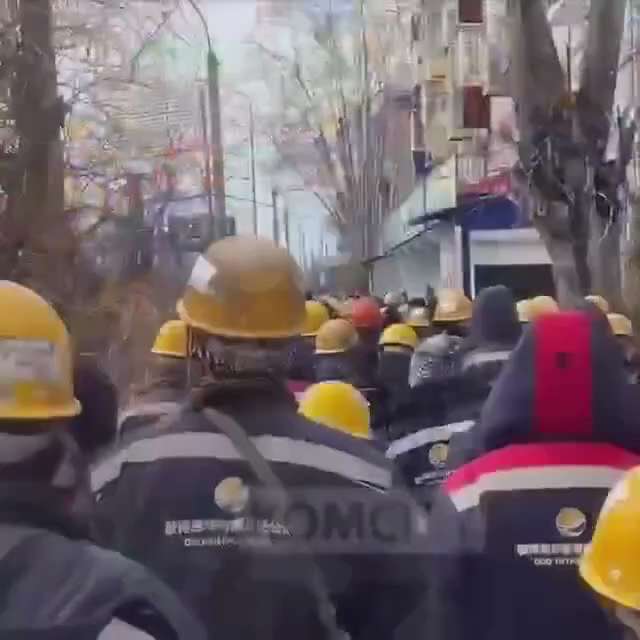 🇨🇳🇷🇺中国工人在俄罗斯举着"普京，救救我们"的标语上街

📍地点：俄罗斯远东共青城，罗森石油公司炼油厂。
中国承包商工人因数月工资被拖欠，集体走上街头，手举中俄双语标语，点名求助普京和罗森...