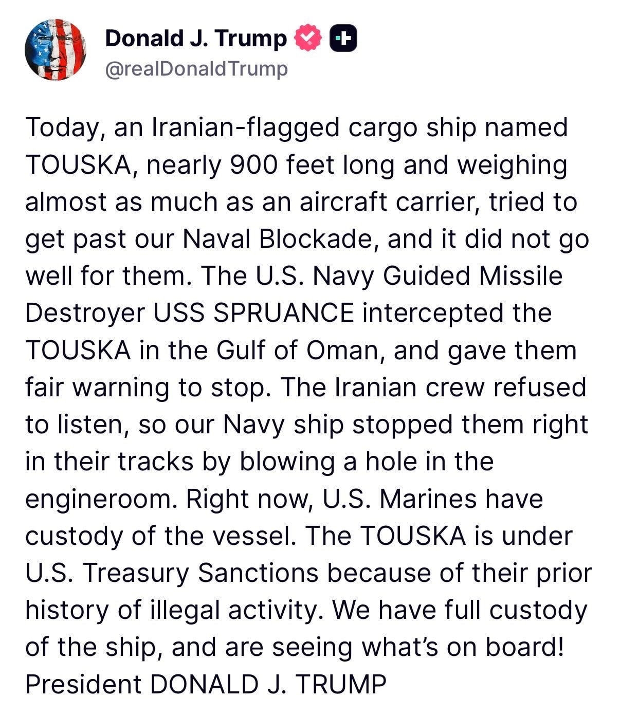 今天，一艘懸掛伊朗國旗的貨船，名為 TOUSKA，長約900英尺，重達幾乎相當於一艘航空母艦，試圖闖過我們的海上封鎖，但結果對他們來說並不順利。
美國海軍導彈驅逐艦 USS SPRUANCE 在阿曼灣...