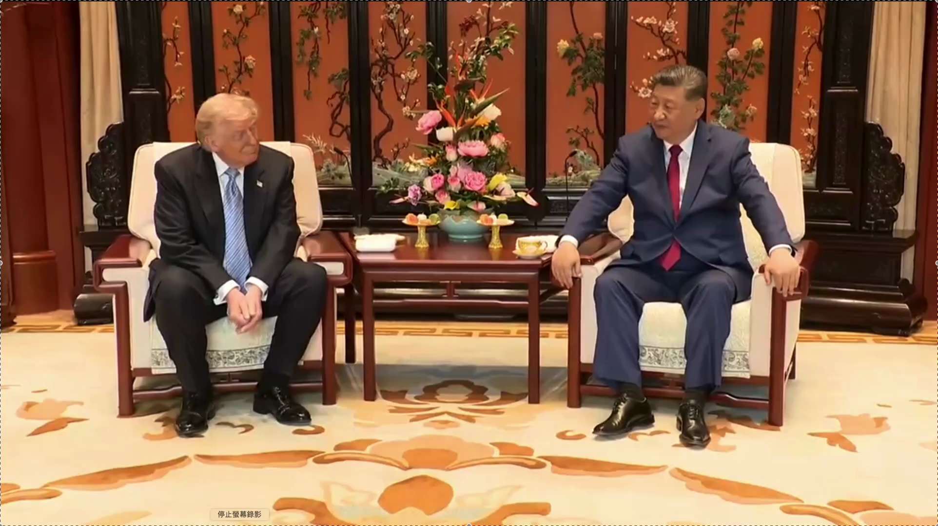 习总在向川总及其随行内阁成员介绍，中南海是中共党中央和国务院办公的地方，新中国成立后，毛泽东周恩来邓小平江泽民胡锦涛都在这里居住和办公，也是他本人目前居住和办公的地方。他今天在这里接待川总一行，是回报...