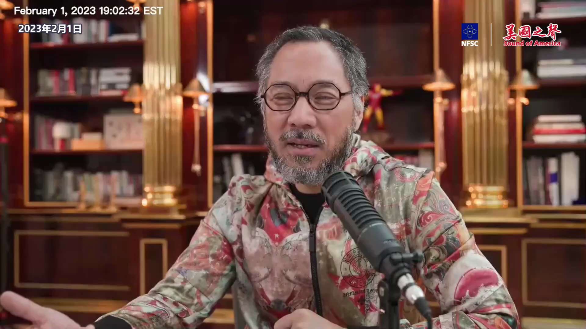 【美国之声--爆料的作用】2026年川普总统访中，临走前史上第一次将赠品全部丢弃；而2017年访中时，他将赠品带回了美国。有人看了几年前的爆料？

2023年2月1日七哥：郑州富士康生产的手机被中共植...